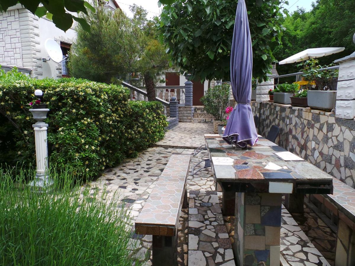 2 L Apartment Jablanac Bagian luar foto