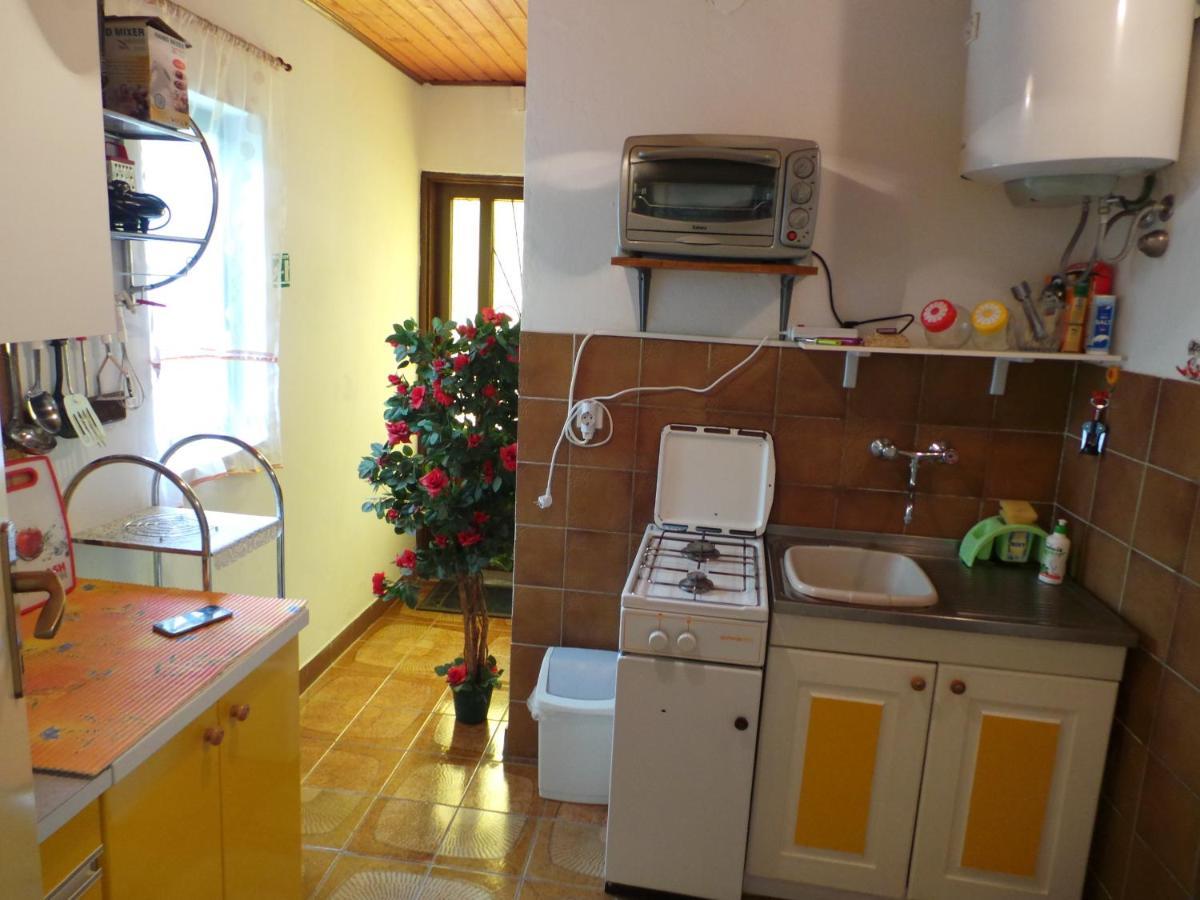 2 L Apartment Jablanac Bagian luar foto