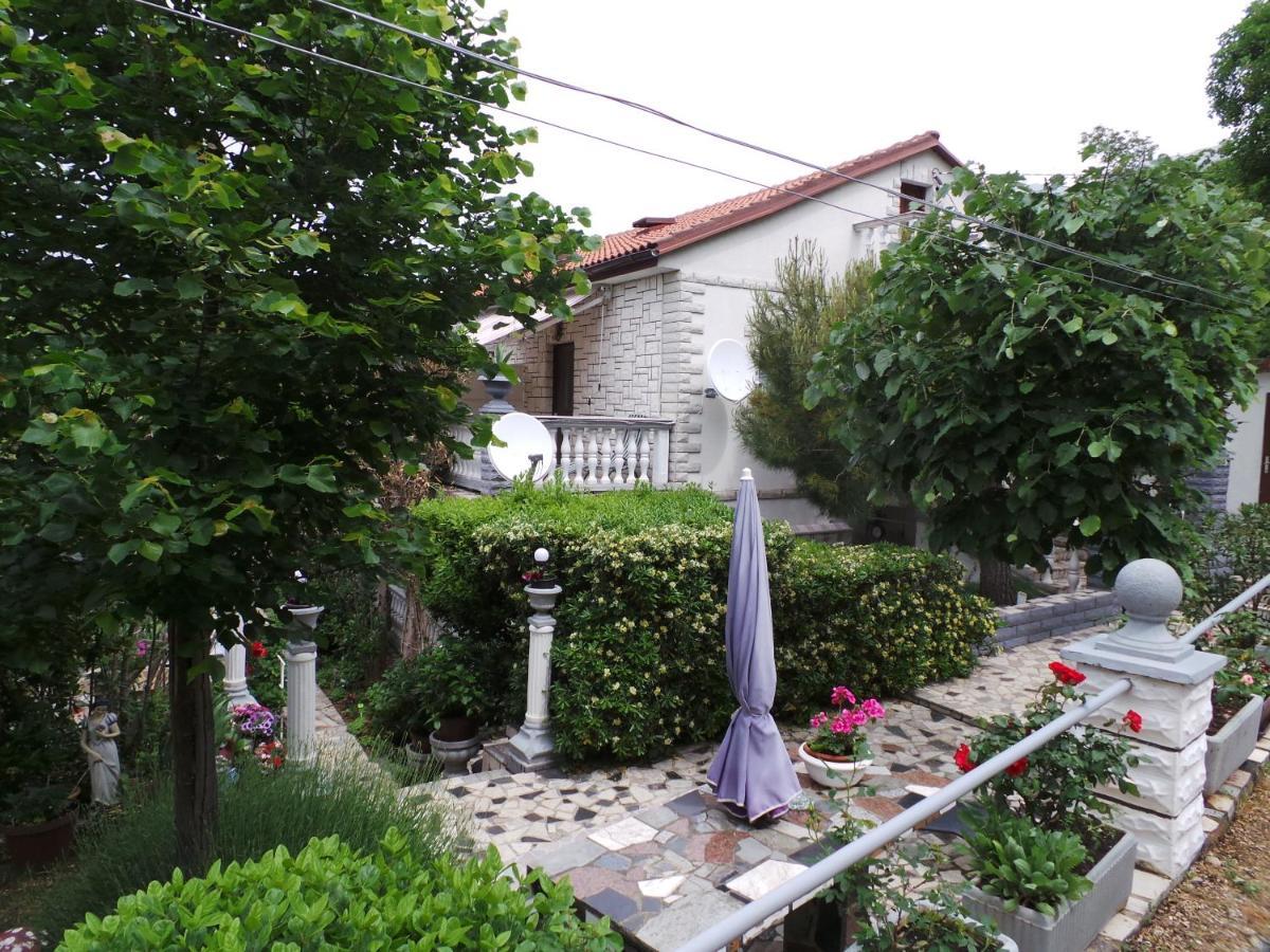 2 L Apartment Jablanac Bagian luar foto